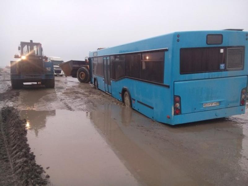 Водитель автобуса из-за дождя не смог оценить глубину одной из них и...