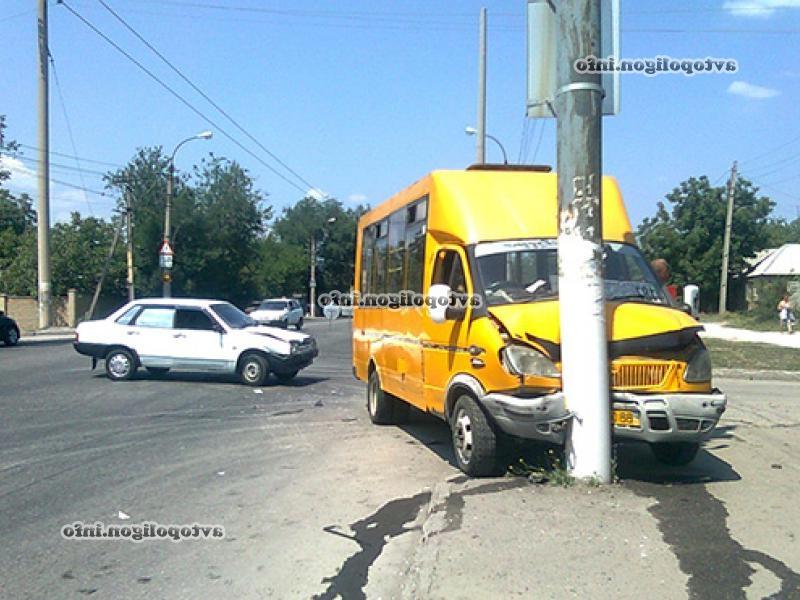 ДТП в Луганске: после столкновения с ВАЗ, автобус врезался в столб....