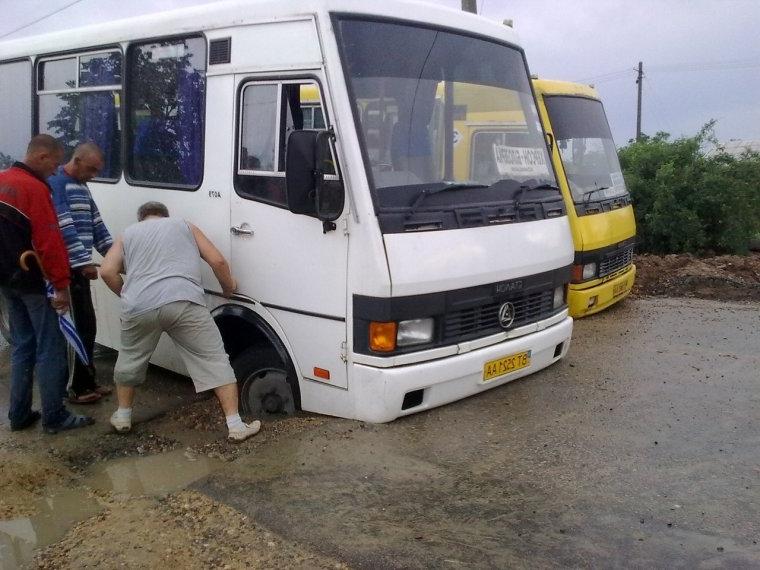 Автобус  БАЗ , который прибыл из Херсона, двигался по улице Советской...