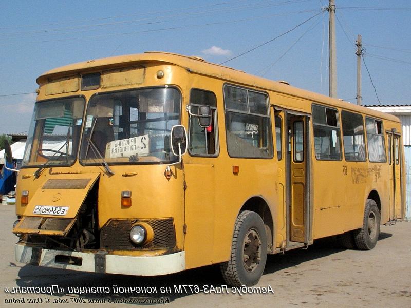 617, Автобус ЛиАЗ-677М на конечной станции «Пристань»