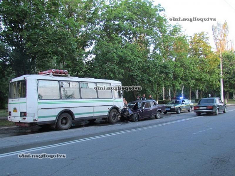 ДТП в Мариуполе: ВАЗ-2107 врезался в автобус ПАЗ - водитель погиб....