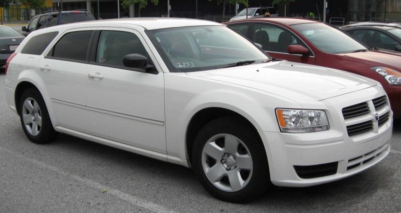 2008 Dodge Magnum SE.jpg