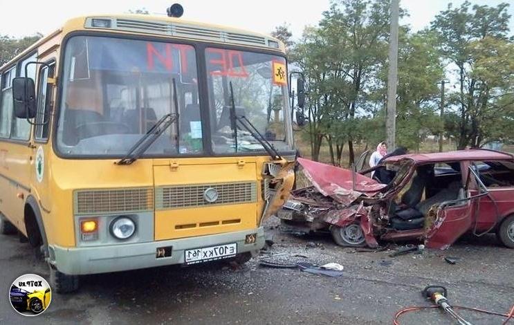 В результате ДТП погиб 22-летний пассажир «ВАЗ u2013 21099». В автобусе в...