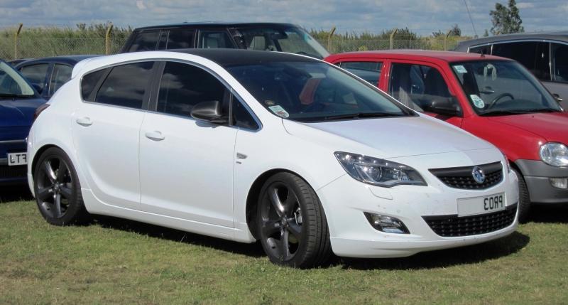 A Vauxhall Astra Mark 6 Snetterton.