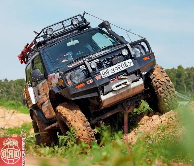Маленький внедорожник Suzuki Jimny имеет жестко подключаемый полный привод...