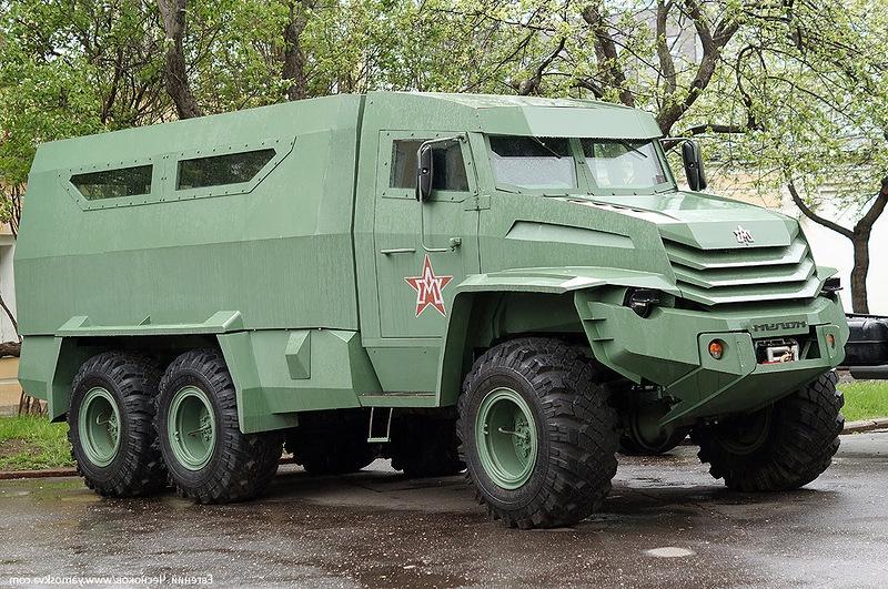 Завод «АМУР» в течение нескольких лет строил грузовики ЗИЛ-131, а...