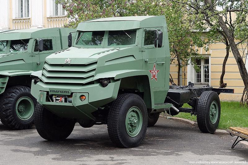 Завод «АМУР» в течение нескольких лет строил грузовики ЗИЛ-131, а...