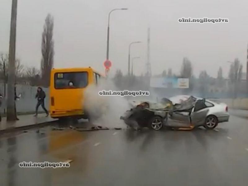 ВИДЕО ДТП в Одессе: на Балковской Mazda 626 врезалась в автобус.