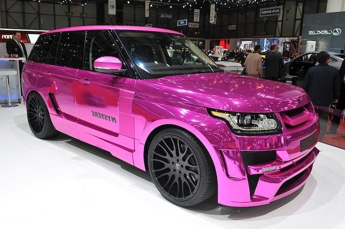 Автомобиль затянут умопомрачительной пленкой розовый хром. Range Rover...