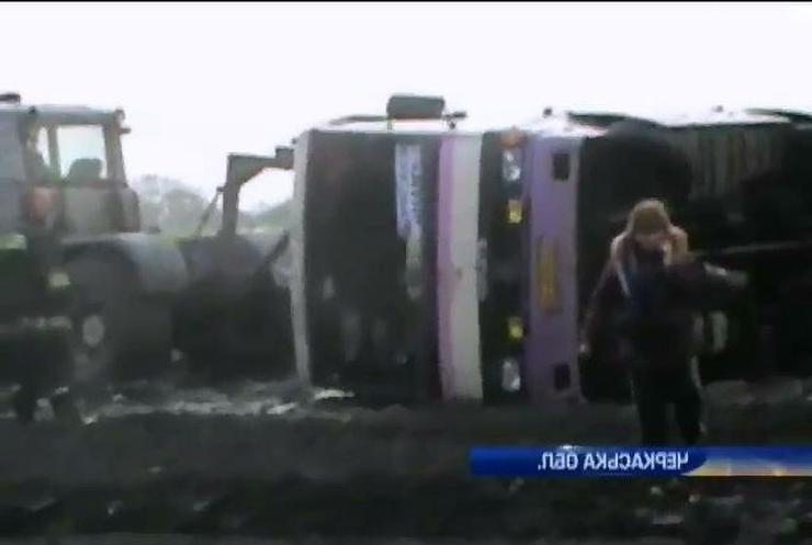 На Черкасчине смерч снес в кювет пассажирский автобус (видео)